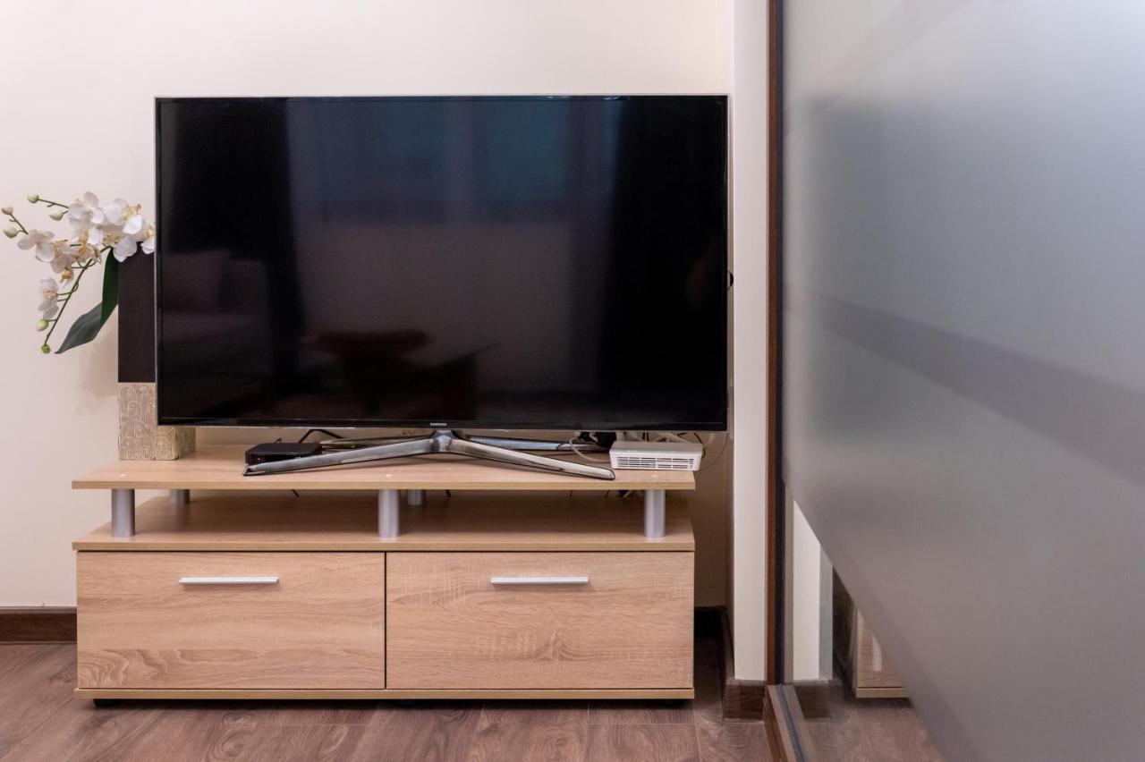Design 1bdr In Center - Free Parking Apartment *